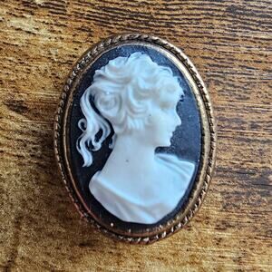 Vintage Nony New York Button Cover Lady Cameo Brooch Silver-tone Metal